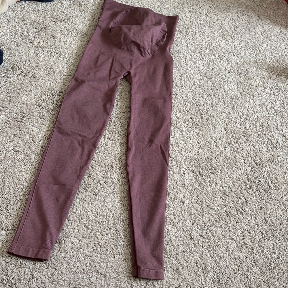 BLANQI Maternity Leggings in Mauve - Picture 3 of 5
